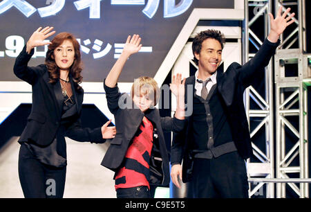 Yuki Amami, Dakota Goyo und Shawn Levy, 29. November 2011 (L-R) japanische Schauspielerin Yuki Amami Kind Schauspieler Dakota Goyo und Regisseur Shawn Levy besuchen die Japan-Premiere für den Film "Real Steel" in Tokio, Japan, am 29. November 2011. Stockfoto