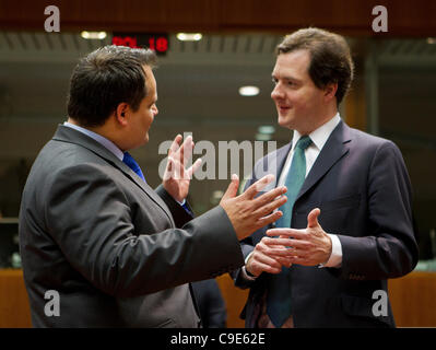 Abgebildet auf dem Ecofin-Treffen der europäischen Finanzminister rechts Jan Kees de Jager Finance Minister Niederlande mit britischen Schatzkanzler George Osborne Jan Kees de Jager, Minister der Finanzen, Niederlande mit britischen Schatzkanzler, George Osborne überlassen wurden.  Foto: Peter Cavanagh. Stockfoto