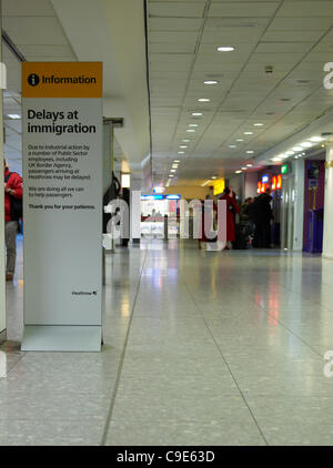 London Heathrow, Vereinigtes Königreich, 30. November 2011. Heathrow Flughafen-Arbeiter streiken aus Protest gegen längere Arbeitszeiten und Kürzungen bei den Renten. Eine geschätzte 2 Millionen öffentlich Bediensteter streikten über Änderungen auf Renten. Stockfoto