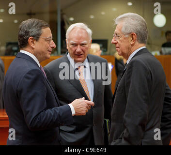 Auf der Tagung der European Finance Minister Mario Draghi, Präsident der Europäischen Zentralbank (EZB) abgebildet. Philippe Maystadt, Präsident, Europäische Investitionsbank (EIB). Mario Monti, Premierminister und Finanzminister Minister, Italien. Stockfoto