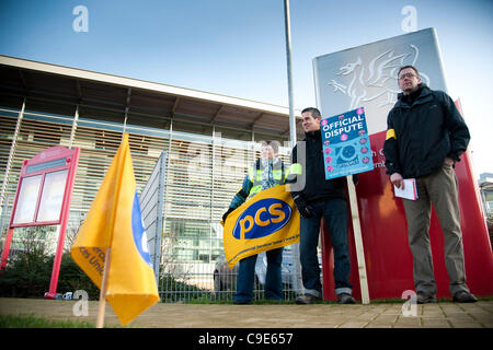 PCS Gewerkschaftsmitglieder STREIKPOSTEN vor dem Büro der WALISISCHEN Regierung, Wales Aberystwyth UK, 30. November 2011. Eine geschätzte 2 Millionen öffentliche Gewerkschaftsmitglieder ging auf einen eintägigen Streik bei Bedrohungen für ihre Altersvorsorge zu protestieren. Stockfoto