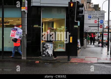 Glasgow, UK, 30. November 2011. Stürmer auf den Straßen von Glasgow.  Eine geschätzte 2 Millionen öffentliche Gewerkschaftsmitglieder trat einen Eintägiger Streik bei Bedrohungen für ihre Altersvorsorge zu protestieren. Stockfoto