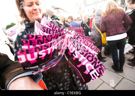Hunderte von Trades Gewerkschaftsmitglieder und anderen Unterstützern marschierten durch die Straßen von Aberystwyth aus Protest gegen Pläne, ihre Renten zu schneiden.  Eine geschätzte 2 Millionen öffentliche Gewerkschaftsmitglieder im Vereinigten Königreich ging auf einen eintägigen Streik bei Bedrohungen für ihre Altersvorsorge zu protestieren.  Aberystwyth Wales UK, Stockfoto