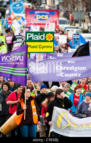 Hunderte von Trades Gewerkschaftsmitglieder und anderen Unterstützern marschierten durch die Straßen von Aberystwyth aus Protest gegen Pläne, ihre Renten zu schneiden.  Eine geschätzte 2 Millionen öffentliche Gewerkschaftsmitglieder im Vereinigten Königreich ging auf einen eintägigen Streik bei Bedrohungen für ihre Altersvorsorge zu protestieren.  Aberystwyth Wales UK, Stockfoto