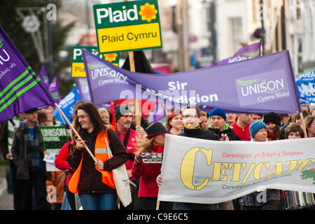 Hunderte von Trades Gewerkschaftsmitglieder und anderen Unterstützern marschierten durch die Straßen von Aberystwyth aus Protest gegen Pläne, ihre Renten zu schneiden.  Eine geschätzte 2 Millionen öffentliche Gewerkschaftsmitglieder im Vereinigten Königreich ging auf einen eintägigen Streik bei Bedrohungen für ihre Altersvorsorge zu protestieren.  Aberystwyth Wales UK, Stockfoto