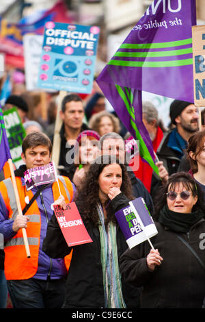 Hunderte von Trades Gewerkschaftsmitglieder und anderen Unterstützern marschierten durch die Straßen von Aberystwyth aus Protest gegen Pläne, ihre Renten zu schneiden.  Eine geschätzte 2 Millionen öffentliche Gewerkschaftsmitglieder im Vereinigten Königreich ging auf einen eintägigen Streik bei Bedrohungen für ihre Altersvorsorge zu protestieren.  Aberystwyth Wales UK, Stockfoto