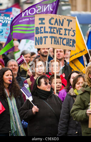 Hunderte von Trades Gewerkschaftsmitglieder und anderen Unterstützern marschierten durch die Straßen von Aberystwyth aus Protest gegen Pläne, ihre Renten zu schneiden.  Eine geschätzte 2 Millionen öffentliche Gewerkschaftsmitglieder im Vereinigten Königreich ging auf einen eintägigen Streik bei Bedrohungen für ihre Altersvorsorge zu protestieren.  Aberystwyth Wales UK, Stockfoto