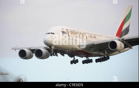 Heathrow Airport, UK, 30. November 2011. Emirates Airbus A380 "Geist der Union" kommt am Flughafen Heathrow als UK Border Agency (UKBA) Mitarbeiter, die Mitglieder der Öffentlichkeit und Commercial Services Union (PCS) streiken über Rente Änderungen. Bildnachweis: John Beasley Stockfoto