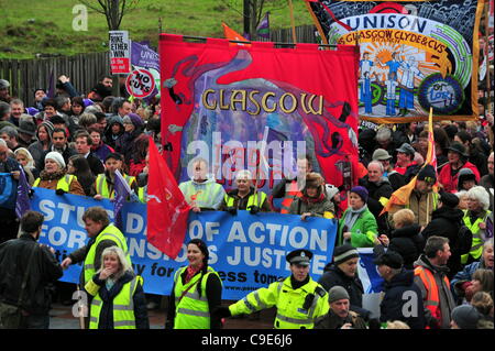 Glasgow, Vereinigtes Königreich. 30. November 2011. Demonstranten versammeln sich im Shuttle Street, Glasgow, um nach Gallowgate Protest gegen Regierung Pensionspläne für öffentliche Bedienstete zu marschieren. Stockfoto