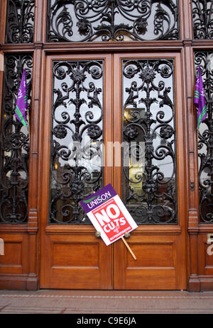 30.11.11 Aktionstag Glasgow.  Gewerkschaften des öffentlichen Dienstes protestieren gegen Rentenreform. City Chambers George Square für Unternehmen mit Demonstranten Plakat blockieren Haustür geschlossen Stockfoto