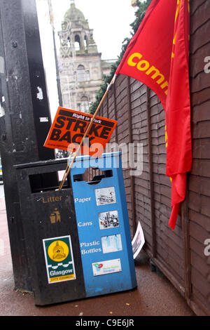 30.11.11 Aktionstag Glasgow.  Gewerkschaften des öffentlichen Dienstes protestieren gegen Rentenreform. Plakate und Fahnen im Mülleimer. Stockfoto