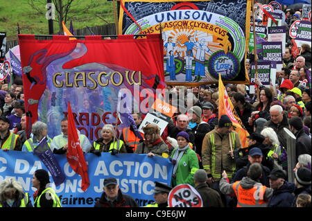 Glasgow, Vereinigtes Königreich. 30. November 2011. Demonstranten versammeln sich im Shuttle Street, Glasgow, um nach Gallowgate Protest gegen Regierung Pensionspläne für öffentliche Bedienstete zu marschieren. Stockfoto