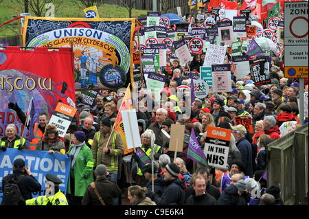 Glasgow, Vereinigtes Königreich. 30. November 2011. Demonstranten versammeln sich im Shuttle Street, Glasgow, um nach Gallowgate Protest gegen Regierung Pensionspläne für öffentliche Bedienstete zu marschieren. Stockfoto