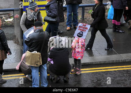 Glasgow, Vereinigtes Königreich. 30. November 2011. Demonstranten und deren Familien versammeln sich in Shuttle Street, Glasgow, um nach Gallowgate Protest gegen Regierung Pensionspläne für öffentliche Bedienstete zu marschieren. Stockfoto