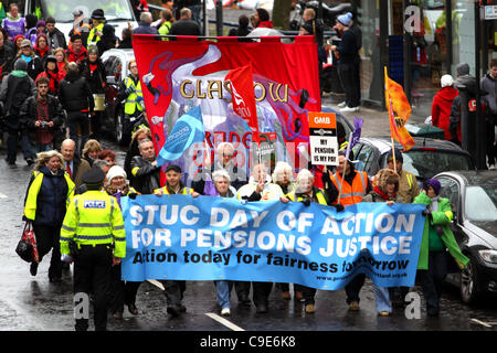 Glasgow, Vereinigtes Königreich. 30. November 2011. Mitglieder der Gewerkschaften des öffentlichen Dienstes marschieren durch Glasgow gegen geplante Rentenreform der Regierung zu protestieren. Stockfoto