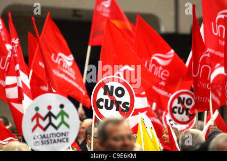 Glasgow, Vereinigtes Königreich. 30. November 2011. Mitglieder der Gewerkschaften des öffentlichen Dienstes marschieren durch Glasgow gegen geplante Rentenreform der Regierung zu protestieren. Stockfoto