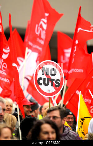 Glasgow, Vereinigtes Königreich. 30. November 2011. Mitglieder der Gewerkschaften des öffentlichen Dienstes marschieren durch Glasgow gegen geplante Rentenreform der Regierung zu protestieren. Stockfoto