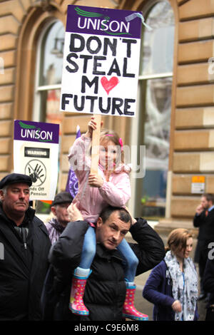 Glasgow, Vereinigtes Königreich. 30. November 2011. Mitglieder der Gewerkschaften des öffentlichen Dienstes und ihrer Familien marschieren durch Glasgow gegen geplante Rentenreform der Regierung zu protestieren. Stockfoto