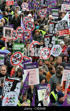 Glasgow, Vereinigtes Königreich. 30. November 2011. Demonstranten versammeln sich im Shuttle Street, Glasgow, um nach Gallowgate Protest gegen Regierung Pensionspläne für öffentliche Bedienstete zu marschieren. Stockfoto