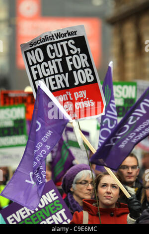 Glasgow, Vereinigtes Königreich. 30. November 2011. Mitglieder der Gewerkschaften des öffentlichen Dienstes marschieren durch Glasgow gegen geplante Rentenreform der Regierung zu protestieren. Stockfoto