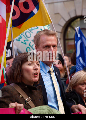 London, UK, 30.11.2011. Kommen Sie Frances O'Grady TUC stellvertretender Generalsekretär (Mitte links) und John Rimmer (Mitte rechts), Präsident des NASUWT, andere Gewerkschaftsführer und Beschäftigten im öffentlichen Dienst, an der Spitze der größten Demonstration in London gegen Kürzungen auf Renten zu marschieren. Stockfoto