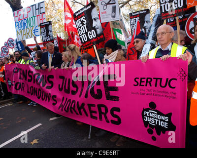 London, UK, 30.11.2011. Gewerkschaftsführer und Beschäftigten im öffentlichen Dienst März bei der größten Demonstration in London gegen Kürzungen auf Renten.  Eine geschätzte 2 Millionen öffentlich Bediensteter streikten in ganz Großbritannien aus Protest gegen die Regierungen Änderungen an öffentlichen Renten. Stockfoto