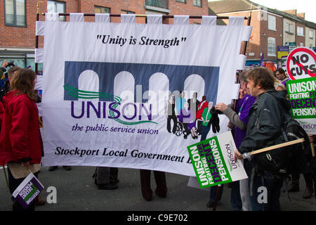 'Keine Schnitte' Banner am Unison März Manchester, UK. 30 Nov, 2011. Streikende Arbeiter im öffentlichen Dienst März in Manchester City Centre aus Protest gegen die Regierung. Stockfoto