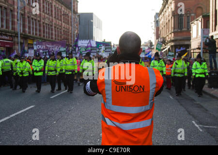 TUC Unison März Manchester, UK. 30 Nov, 2011. Streikende Arbeiter im öffentlichen Dienst März in Manchester City Centre aus Protest gegen die Regierung. Stockfoto