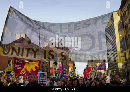 Demonstration „The Teachers Union“ Unison märz Manchester, Großbritannien. November 2011 30. "Einheit ist Stärke" marschieren Arbeiter des öffentlichen Sektors im Stadtzentrum von Manchester aus Protest gegen die Pensionspläne der Regierung. Stockfoto