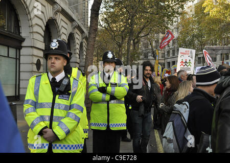 London, UK, 30.11.2011 Polizist-Linie, die die Route als Stürmer März und Protest gegen die öffentliche Hand in London in einem der größten Arbeitskämpfe für eine Generation schneidet. Stockfoto