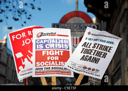 London, UK, 30. November 2011. TUC Day of Action, Demonstration, März und Rallye durch den öffentlichen Sektor-Gewerkschaften gegen Renten schneidet in London Stockfoto