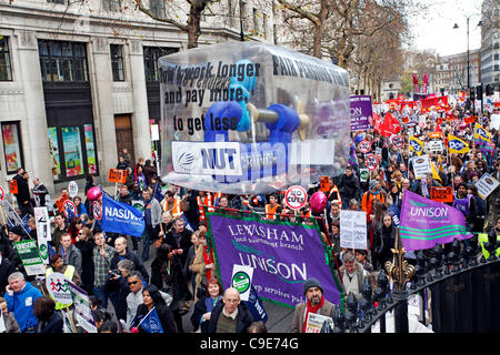 London, UK, 30. November 2011.  Tausende von streikenden öffentlichen Sektor beitreten März in London, um gegen geplante Rentenreform der Regierung zu protestieren. Stockfoto