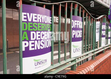 Plakate außerhalb der Mater Hospital als Arbeiter ein streikposten während einer eintägigen Streik im öffentlichen Sektor bilden. BELFAST 30/11/2011 Stockfoto