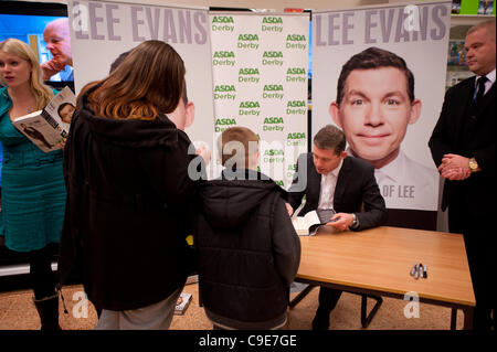 Lee Evans kam bei Asda Spondon in Derby, England am 30. November für die Unterzeichnung seiner Autobiographie "RoadRunner". Hunderte Fans kamen, von denen einige seit 07:00, Lee zu sehen, die auf verschiedenen Touren vor kurzem im ganzen Land wurde queuing wurde hatte. Seine letzte Tour wurde "Roadrunner" w Stockfoto