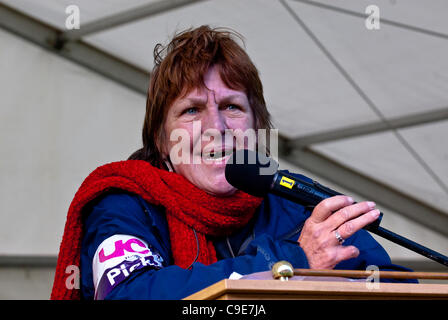 Exeter, UK. 30. November 2011.  Nova Gresham in St James Park für die Exeter N30-Rallye im Rahmen der nationalen Protest gegen die vorgeschlagenen Änderungen an öffentlichen Renten sprechen. Stockfoto