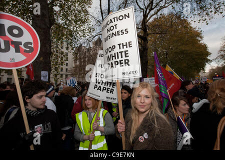 London, UK, 30.11.2011. Beschäftigten im öffentlichen Dienst halten Plakate mit dem Slogan, schneidet "Bildung nicht Business, Stop das White Paper" bei der Rallye am Victoria Embankment, ihre Wut über öffentliche Ausgaben zu zeigen. Stockfoto