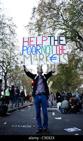 Central London März N30 Streiktag - zog weg von Lincoln Inn Field und sammelten sich auf dem Damm zu begleiten. Stockfoto