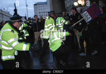 Central London März N30 Streiktag - zog weg von Lincoln Inn Field und sammelten sich auf dem Damm zu begleiten. Stockfoto