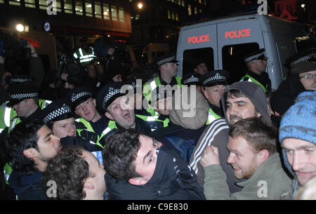 N30 Proteste: Polizei Zusammenstoß mit Demonstranten am Haymarket und schieben sie wieder von einem Polizei-Containment-Bereich auf Panton Street. Stockfoto