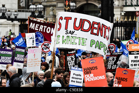 Central London März N30 Streiktag - zog weg von Lincoln Inn Field und sammelten sich auf dem Damm zu begleiten. Stockfoto