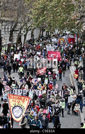 Central London März N30 Streiktag - zog weg von Lincoln Inn Field und sammelten sich auf dem Damm zu begleiten. Stockfoto