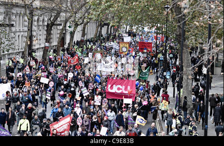 Central London März N30 Streiktag - zog weg von Lincoln Inn Field und sammelten sich auf dem Damm zu begleiten. Stockfoto