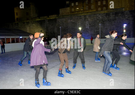 30. November 2011, Tower of London, London. Die Menschen genießen die Flutlicht-Eislaufbahn errichtet für die Weihnachtszeit. Stockfoto