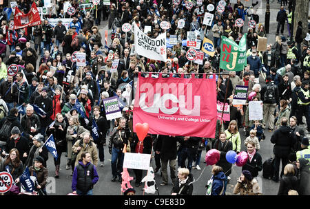 Central London März N30 Streiktag - zog weg von Lincoln Inn Field und sammelten sich auf dem Damm zu begleiten. Stockfoto