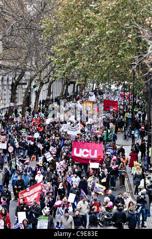 Central London März N30 Streiktag - zog weg von Lincoln Inn Field und sammelten sich auf dem Damm zu begleiten. Stockfoto