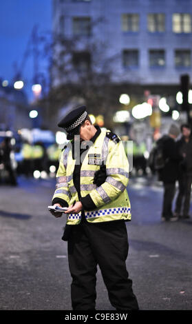 Central London März N30 Streiktag - zog weg von Lincoln Inn Field und sammelten sich auf dem Damm zu begleiten. Stockfoto