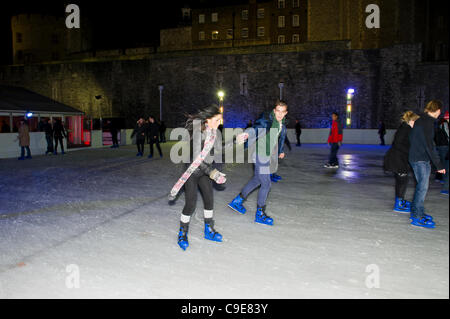 30. November 2011, Tower of London, London. Die Menschen genießen die Flutlicht-Eislaufbahn errichtet für die Weihnachtszeit. Stockfoto