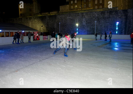 30. November 2011, Tower of London, London. Die Menschen genießen die Flutlicht-Eislaufbahn errichtet für die Weihnachtszeit. Stockfoto