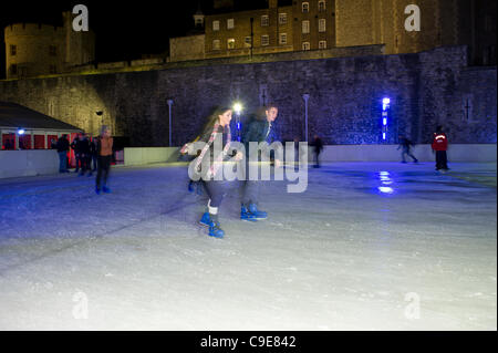 30. November 2011, Tower of London, London. Die Menschen genießen die Flutlicht-Eislaufbahn errichtet für die Weihnachtszeit. Stockfoto