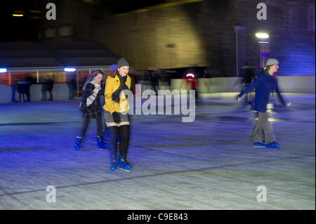 30. November 2011, Tower of London, London. Die Menschen genießen die Flutlicht-Eislaufbahn errichtet für die Weihnachtszeit. Stockfoto